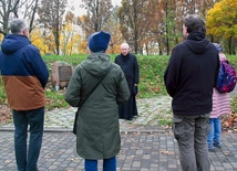 Przy pomniku upamiętniającym koszalinian sprzed dekad odmówiono Koronkę do Miłosierdzia Bożego.