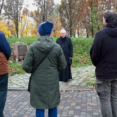Przy pomniku upamiętniającym koszalinian sprzed dekad odmówiono Koronkę do Miłosierdzia Bożego.