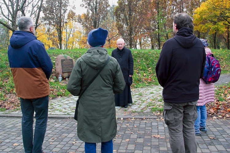 Przy pomniku upamiętniającym koszalinian sprzed dekad odmówiono Koronkę do Miłosierdzia Bożego.