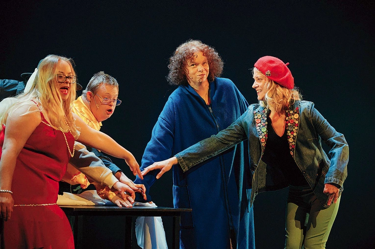 Deski teatralne to dla nich doskonała forma terapii.