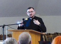 Ks. Adrian Mętel, moderator Dzieła Biblijnego i opiekun Szkoły Biblijnej w naszej diecezji, zaprasza do hałcnowskiej świątyni.