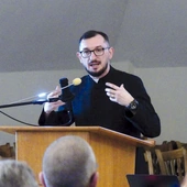 Ks. Adrian Mętel, moderator Dzieła Biblijnego i opiekun Szkoły Biblijnej w naszej diecezji, zaprasza do hałcnowskiej świątyni.