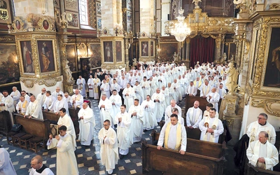 Duchowni zgromadzili się w katedrze, by odnowić swoją więź z Chrystusem i Kościołem.
