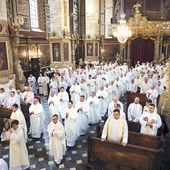 Duchowni zgromadzili się w katedrze, by odnowić swoją więź z Chrystusem i Kościołem.