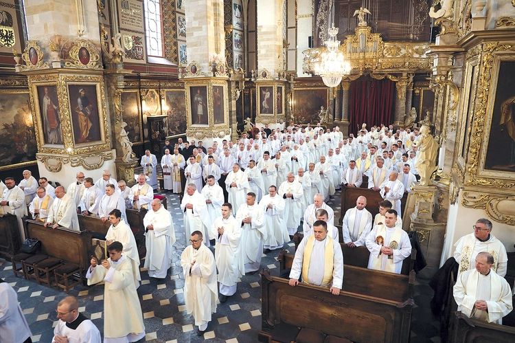 Duchowni zgromadzili się w katedrze, by odnowić swoją więź z Chrystusem i Kościołem.