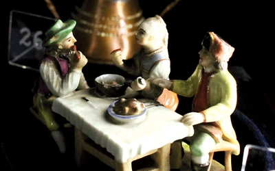 „Kram wenecki”. Miniaturowa grupa figuralna z porcelany (ok. 1770 r.), prezentowana w „Gabinecie rozmaitości”. 