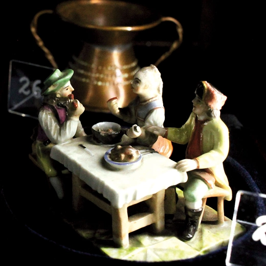 „Kram wenecki”. Miniaturowa grupa figuralna z porcelany (ok. 1770 r.), prezentowana w „Gabinecie rozmaitości”. 