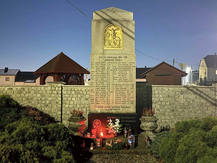 Na pomnikach umieszczana była często postać kobiety-anioła, niosącej wieniec umierającemu żołnierzowi, rzadziej Jezusa. Tu Kriegerdenkmal w Twardawie, w centrum wioski, tuż przy cmentarzu. 