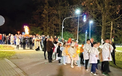 W blasku świec parafianie witali św. Michała Archanioła, powierzając mu swoje rodziny i parafię. 