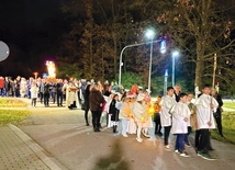 W blasku świec parafianie witali św. Michała Archanioła, powierzając mu swoje rodziny i parafię. 