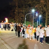 W blasku świec parafianie witali św. Michała Archanioła, powierzając mu swoje rodziny i parafię. 