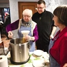 Panie z PZ Caritas dają ubogim nie tylko gorącą strawę, ale też serce, czas i uśmiech. 