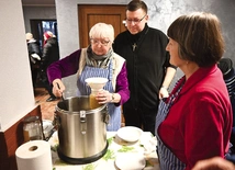 Panie z PZ Caritas dają ubogim nie tylko gorącą strawę, ale też serce, czas i uśmiech. 