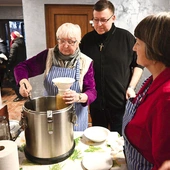 Panie z PZ Caritas dają ubogim nie tylko gorącą strawę, ale też serce, czas i uśmiech. 