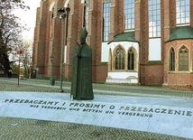  Już 18 listopada przed pomnikiem kard. Bolesława Kominka spotkają się hierarchowie Polski i Niemiec.