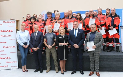 – Cieszę się, że pracownicy Radomskiego Pogotowia Ratunkowego zdobyli umiejętności, które będą mogli wykorzystać w sytuacjach kryzysowych – mówił Rafał Rajkowski, wicemarszałek województwa mazowieckiego (drugi z prawej), podczas wręczania certyfikatów w Kamienicy Deskurów.