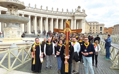 Starachowiczanie na pl. Świętego Piotra.  