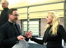 Prof. Anna Drążkowska  i ks. Sebastian Musiał. 
