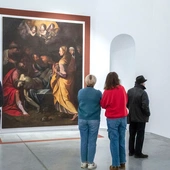 Centralnym punktem ekspozycji jest monumentalne „Złożenie do grobu” autorstwa Camillo Procacciniego. 