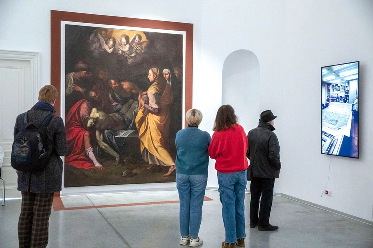 Centralnym punktem ekspozycji jest monumentalne „Złożenie do grobu” autorstwa Camillo Procacciniego. 