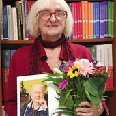 Hanna Budzisz opiekowała się swoją babcią Janiną Englert do jej śmierci w wieku prawie 104 lat. Dzielna bibliotekarka kierowała się zasadą „Bóg, honor, ojczyzna”. – Zmarła w 2007 r. Kiedy już nie mogła chodzić do kościoła  św. Floriana,  Msze św. odpra- wiane były u nas w domu – mówi  Hanna Budzisz.