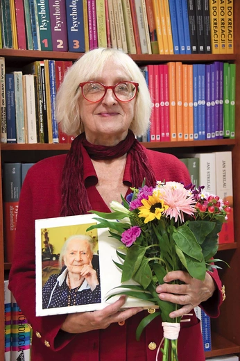 Hanna Budzisz opiekowała się swoją babcią Janiną Englert do jej śmierci w wieku prawie 104 lat. Dzielna bibliotekarka kierowała się zasadą „Bóg, honor, ojczyzna”. – Zmarła w 2007 r. Kiedy już nie mogła chodzić do kościoła  św. Floriana,  Msze św. odpra- wiane były u nas w domu – mówi  Hanna Budzisz.