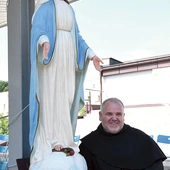 – Chcemy dać wyraz naszej miłości do Matki Bożej, tak jak to robili Boży szaleńcy: Sekretarka Bożego Miłosierdzia i św. Maksymilian Kolbe, który całe życie poświęcił Niepokalanej. Widział, jak Ona w czasie nowenny przed 8 grudnia obsypywała ludzi wieloma łaskami – przypomina o. Mirosław Kopczewski.