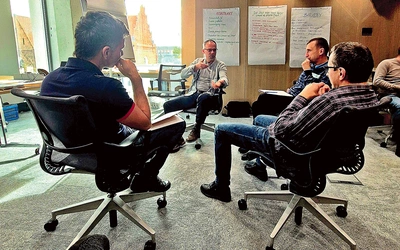 Jeśli ktoś ma ochotę poznać innych ojców, którzy rozwijają swoje umiejętności wychowawcze, może dołączyć do Wrocławskiego Klubu Ojca.