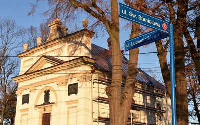 To nie przypadek, że kościół znajduje się przy skrzyżowaniu dwóch ulic – św. Stanisława i Lubomirskiego. 
