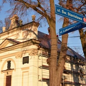 To nie przypadek, że kościół znajduje się przy skrzyżowaniu dwóch ulic – św. Stanisława i Lubomirskiego. 