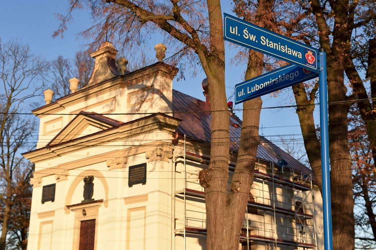 To nie przypadek, że kościół znajduje się przy skrzyżowaniu dwóch ulic – św. Stanisława i Lubomirskiego. 