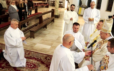 Diakon stały przyjmuje święcenia nie dla kapłaństwa, ale dla posługi. Jest to osoba obdarowana szczególnym darem powołania do służby w Kościele. Odkrywa on misję Chrystusa Sługi. Są to diakonie liturgii, słowa i miłości. Poprzez liturgię diakon troszczy się o to, aby była ona częścią jego życia. Udziela sakramentu chrztu, asystuje biskupowi i prezbiterowi w czasie Mszy, asystuje przy zawieraniu sakramentu małżeństwa, udziela Komunii chorym, przewodniczy obrzędom pogrzebu. Może to być duża pomoc w parafii. …
