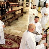 Diakon stały przyjmuje święcenia nie dla kapłaństwa, ale dla posługi. Jest to osoba obdarowana szczególnym darem powołania do służby w Kościele. Odkrywa on misję Chrystusa Sługi. Są to diakonie liturgii, słowa i miłości. Poprzez liturgię diakon troszczy się o to, aby była ona częścią jego życia. Udziela sakramentu chrztu, asystuje biskupowi i prezbiterowi w czasie Mszy, asystuje przy zawieraniu sakramentu małżeństwa, udziela Komunii chorym, przewodniczy obrzędom pogrzebu. Może to być duża pomoc w parafii. …