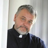 Ks. Mirosław Tosza: Ubóstwo zaprasza nas do relacji. Tym, co je zabija, jest poczucie sytości, tego, że nie potrzebujemy się nawzajem