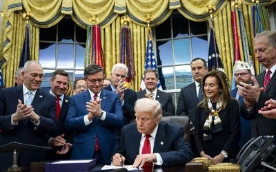 Donald Trump podpisuje