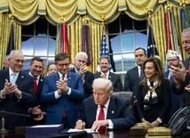 Donald Trump podpisuje