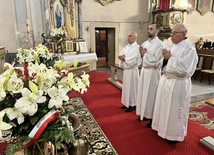 Nadzwyczajni Szafarze Komunii Świętej w czasie obrzędu ustanowienia.