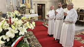 Nadzwyczajni Szafarze Komunii Świętej w czasie obrzędu ustanowienia.