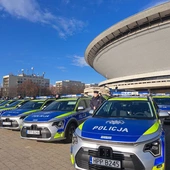 Katowice. 72 nowe radiowozy dla śląskiej policji. Hybrydowa flota wyjedzie na ulice miast regionu