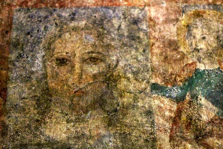 Średniowieczne freski w kaplicy w Jasionej