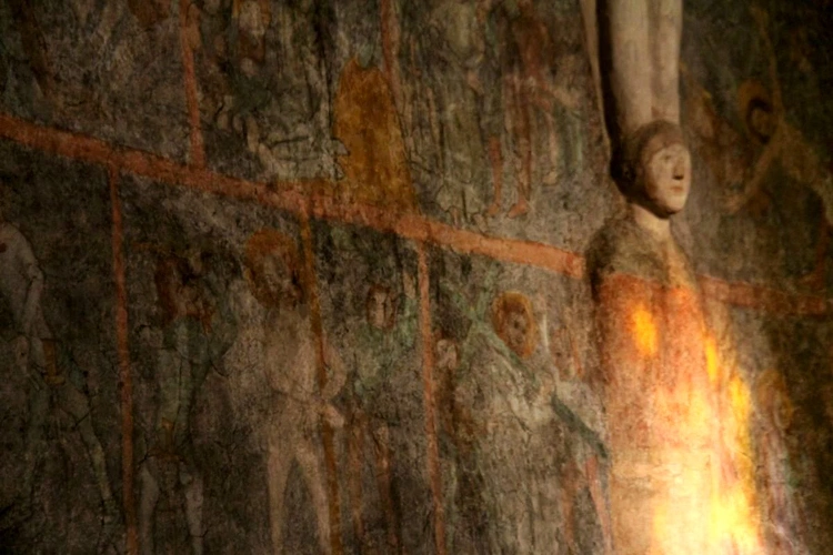 Średniowieczne freski w kaplicy w Jasionej
