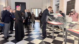 Trochę inny tytuł i pierwszy akapit jest inny - w Katowicach zaprezentowano rękopis listu biskupów polskich do biskupów niemieckich