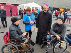 Katowice. 9. Światowy Dzień Ubogich przy Galerii Katowickiej