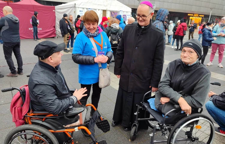 Katowice. 9. Światowy Dzień Ubogich przy Galerii Katowickiej