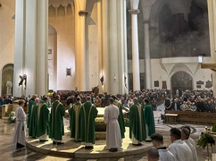 Abp Andrzej Przybylski: Bóg kocha nie za coś, ale z czystej miłości. Spróbujcie tę miłość przyjąć