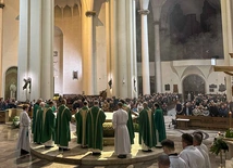 Abp Andrzej Przybylski: Bóg kocha nie za coś, ale z czystej miłości. Spróbujcie tę miłość przyjąć