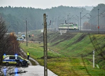  Działania służb przy zniszczonym fragmencie torowiska na trasie Dęblin-Warszawa przy stacji kolejowej w okolicy miejscowości Mika