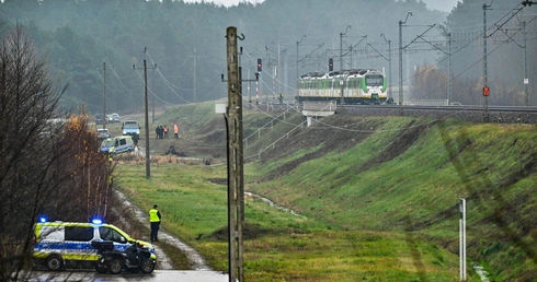  Działania służb przy zniszczonym fragmencie torowiska na trasie Dęblin-Warszawa przy stacji kolejowej w okolicy miejscowości Mika
