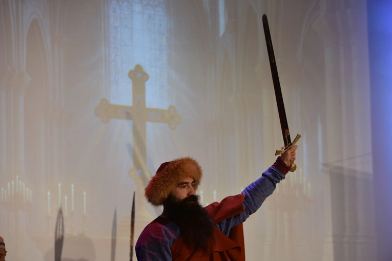 Śpiewanie i koronacja w Ołpinach