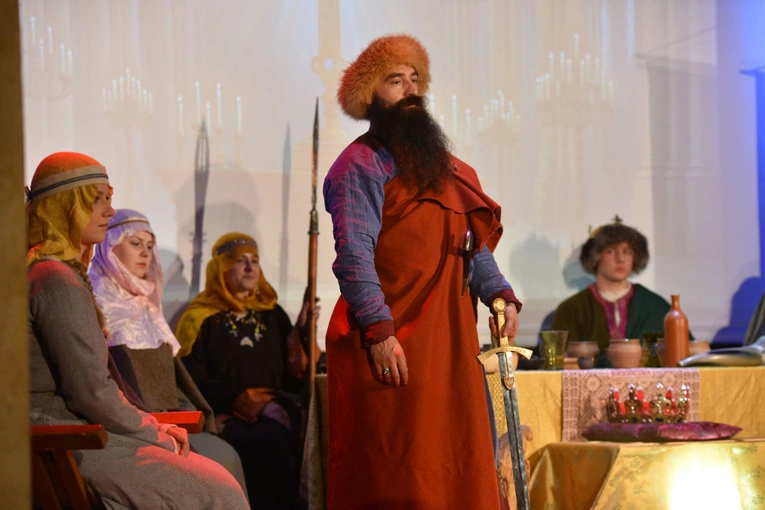 Śpiewanie i koronacja w Ołpinach